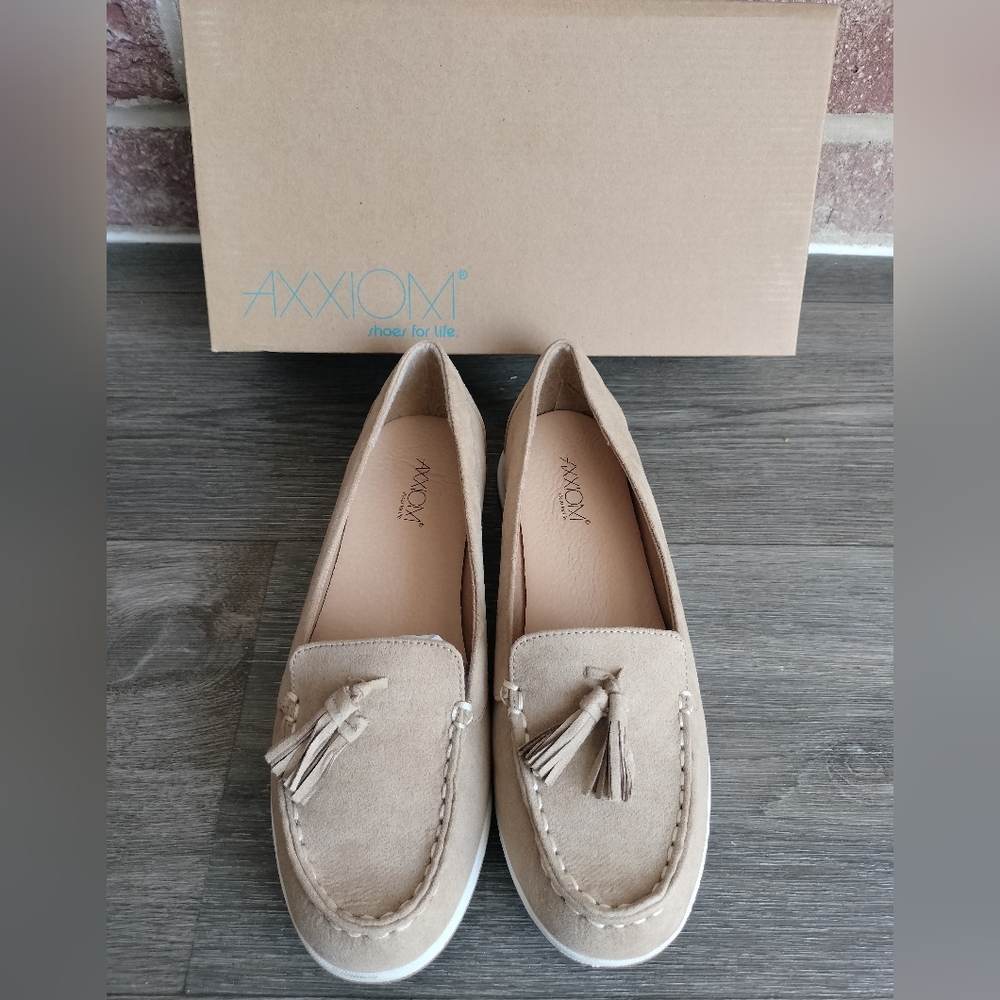 NIB Axxiom Snazzy Tan Loafers